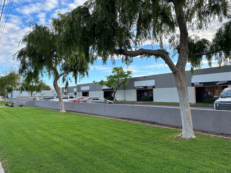 2121 S Priest Dr, Tempe, AZ à louer - Photo de l’immeuble – Image 2 sur 9