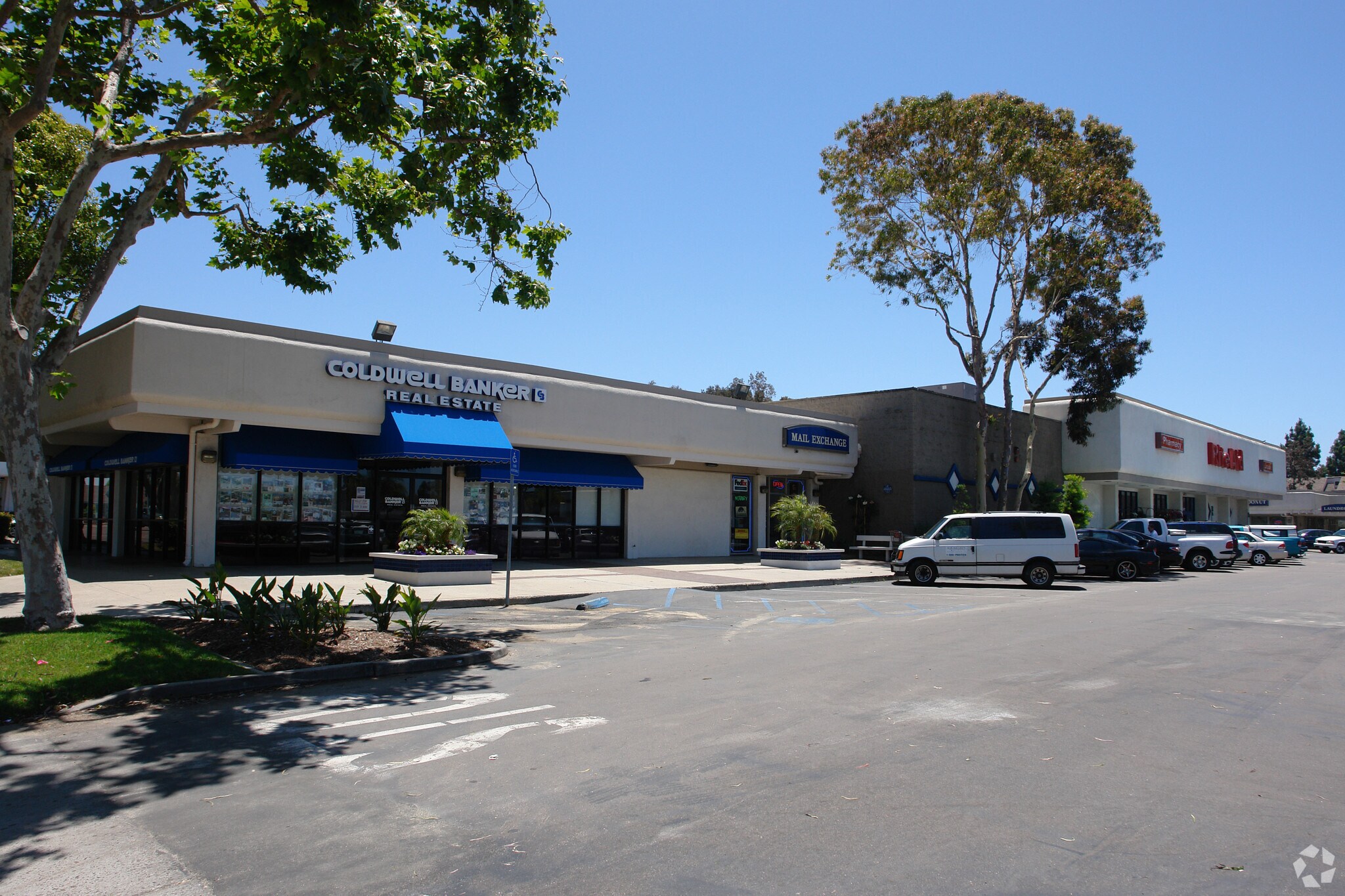 4077 Governor Dr, San Diego, CA à louer Photo principale– Image 1 sur 4