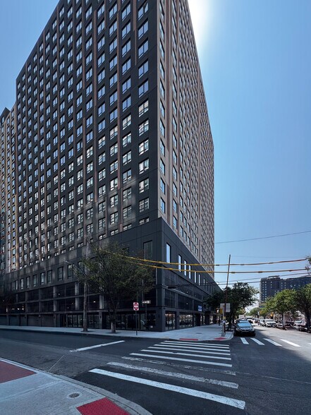 94-15 Sutphin Blvd, Jamaica, NY à louer - Photo de l’immeuble – Image 2 sur 5