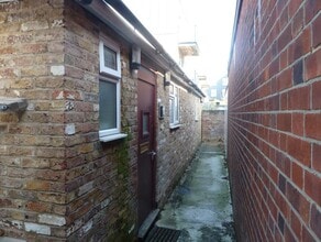 45E Victoria Rd, Surbiton à louer Photo de l’immeuble– Image 1 sur 1