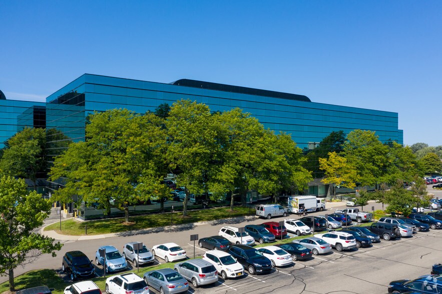 320 E Big Beaver Rd, Troy, MI à louer - Photo de l’immeuble – Image 3 sur 9
