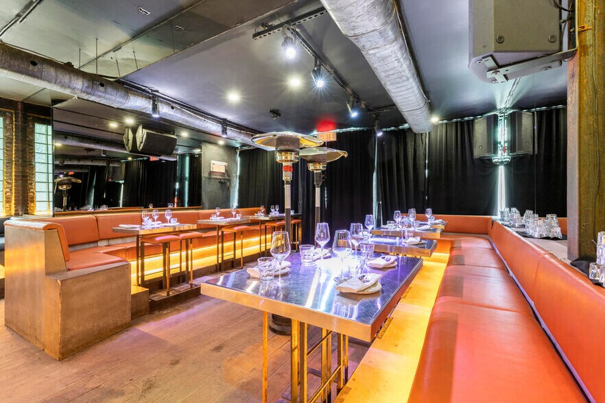 52 Rue Saint-Jacques, Montréal, QC à vendre - Photo de l’immeuble – Image 2 sur 7