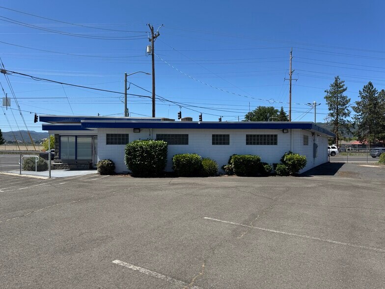 990 S Front St, Central Point, OR à louer - Photo de l’immeuble – Image 3 sur 12