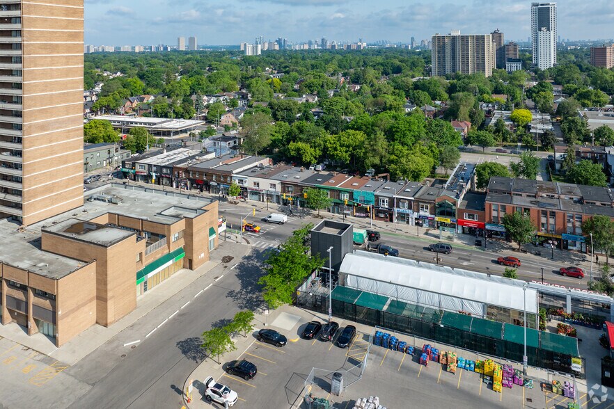 2666 Danforth Ave, Toronto, ON à vendre - Photo de l’immeuble – Image 2 sur 21