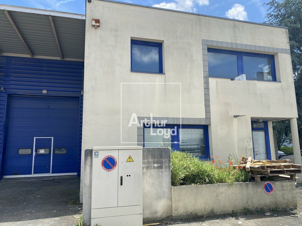 Local d'activités dans Sainte-Geneviève-des-Bois à vendre Photo de l’immeuble– Image 1 sur 6