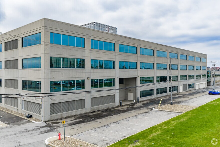 237 Boul Hymus, Pointe-claire, QC à louer - Photo de l’immeuble – Image 2 sur 4
