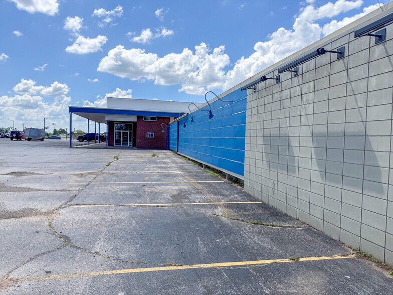 715 W Walnut St, Rogers, AR à vendre - Photo de l’immeuble – Image 2 sur 6