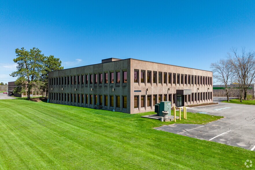 125 Elwood Davis Rd, Syracuse, NY à vendre - Photo de l’immeuble – Image 2 sur 5