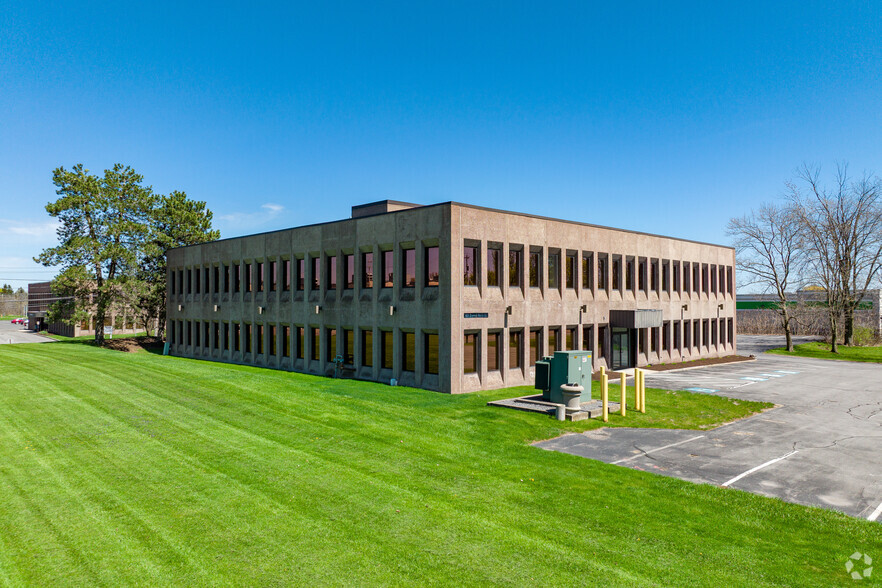 125 Elwood Davis Rd, Syracuse, NY à louer - Photo de l’immeuble – Image 3 sur 5