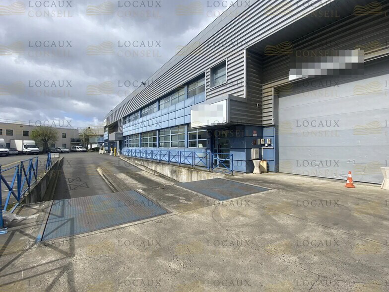 Local d’activités dans La Courneuve à louer - Photo de l’immeuble – Image 3 sur 13