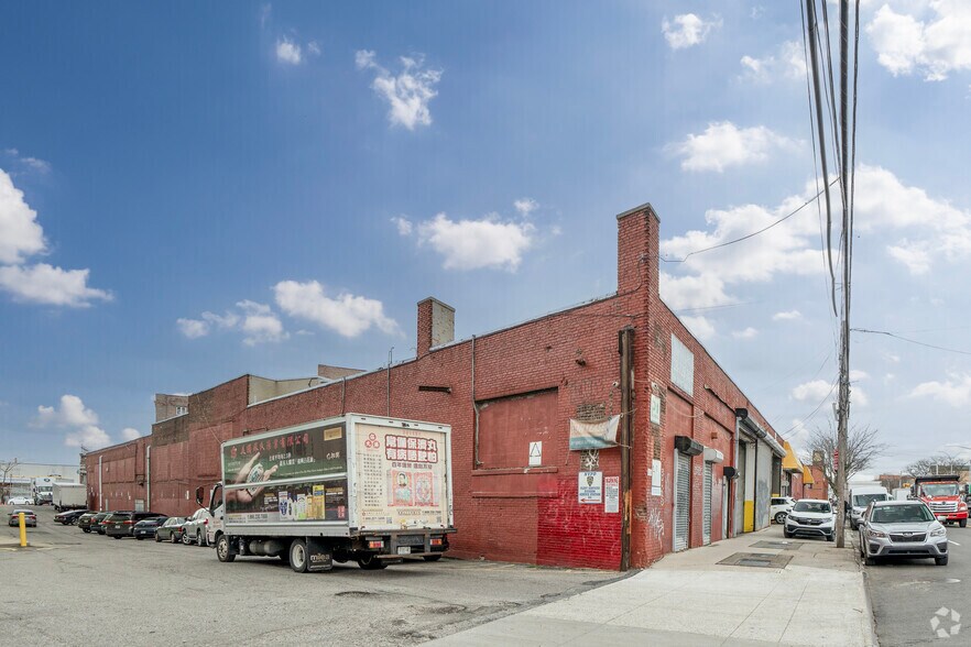 49-29 Metropolitan Ave, Maspeth, NY à louer - Photo de l’immeuble – Image 2 sur 6