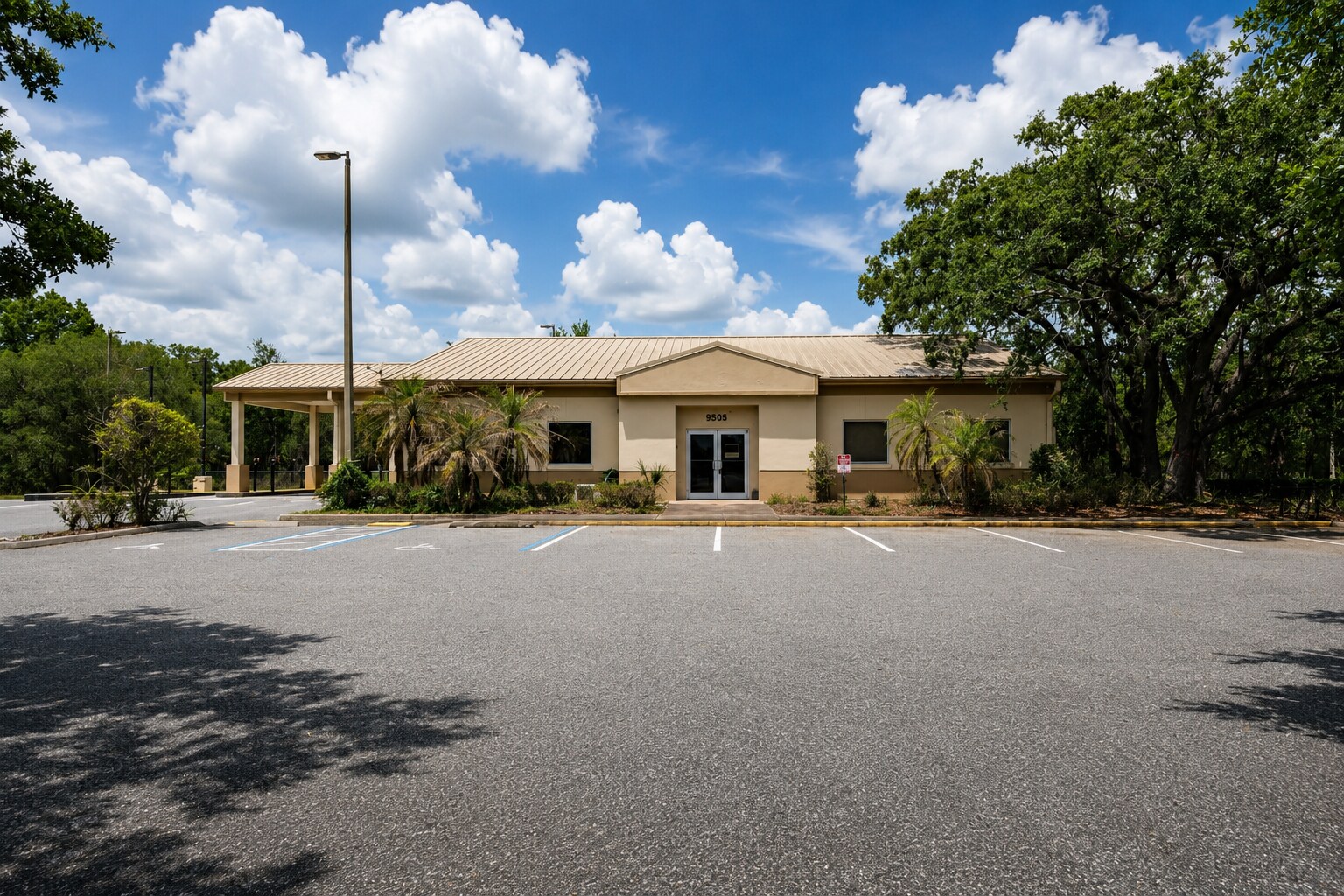 9505 E Colonial Dr, Orlando, FL à louer Photo de l’immeuble– Image 1 sur 7