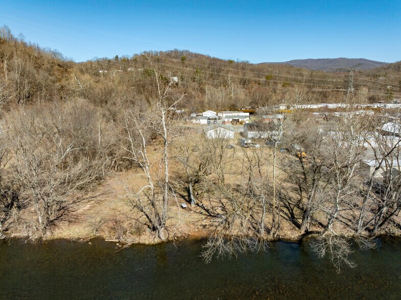 215 Lovers Ln, Elizabethton, TN à vendre - Photo de l’immeuble – Image 3 sur 16