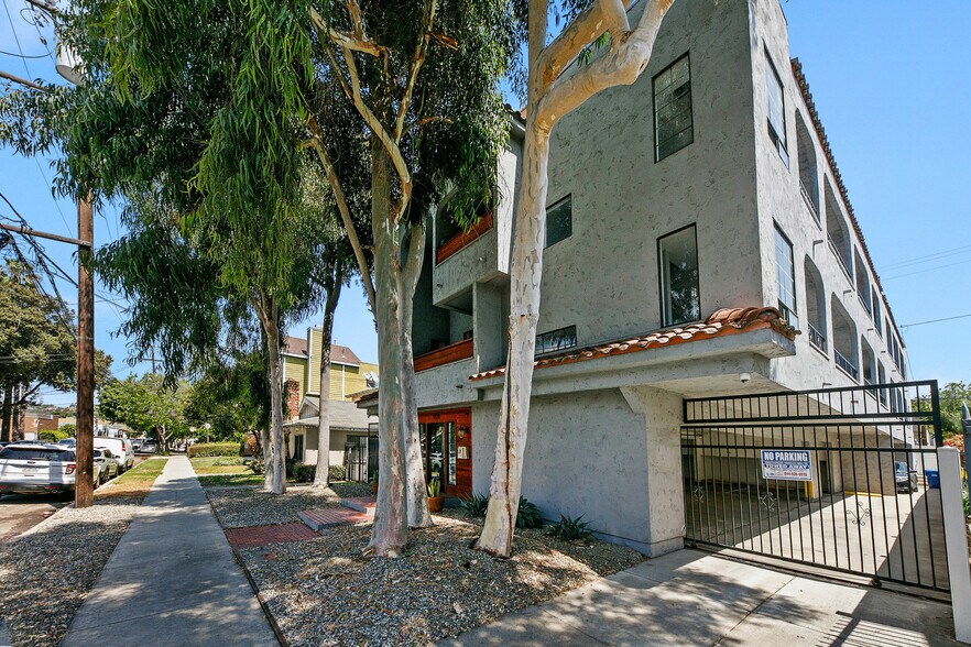 1128 Temple Ave, Long Beach, CA à vendre - Photo de l’immeuble – Image 2 sur 13