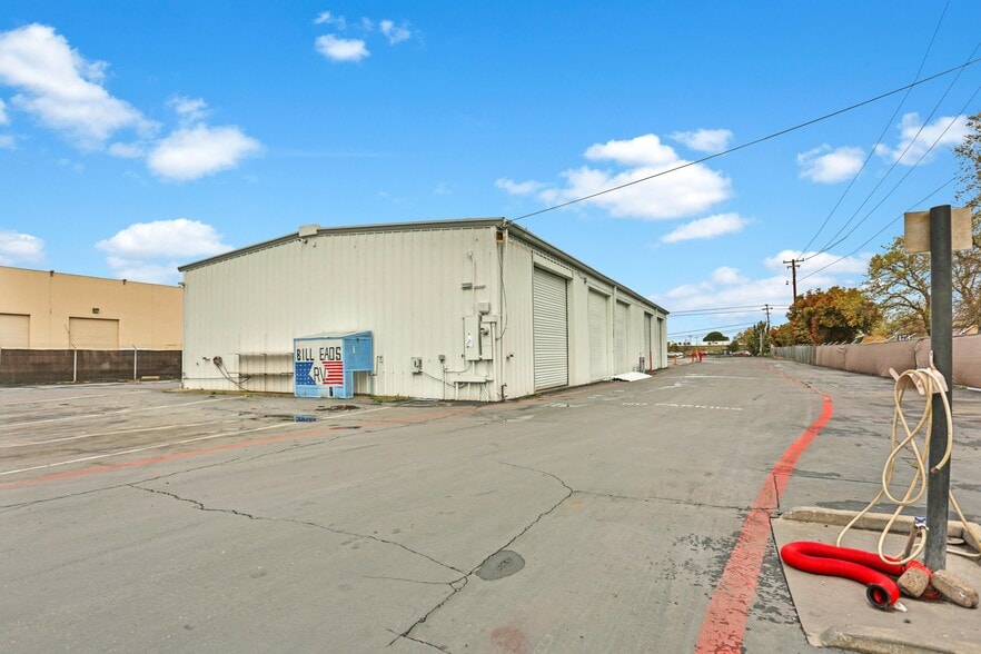 5650 66th Ave, Sacramento, CA à vendre - Photo principale – Image 1 sur 8