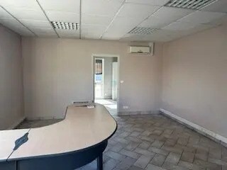 Local d’activités dans Fleury-les-Aubrais à louer - Photo de l’immeuble – Image 2 sur 4