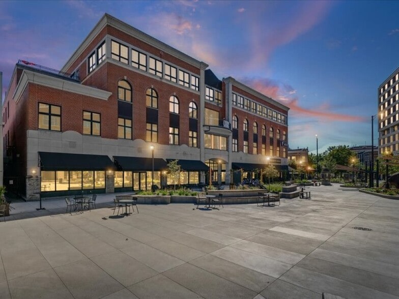 1 E Main St, Champaign, IL à louer - Photo de l’immeuble – Image 3 sur 20