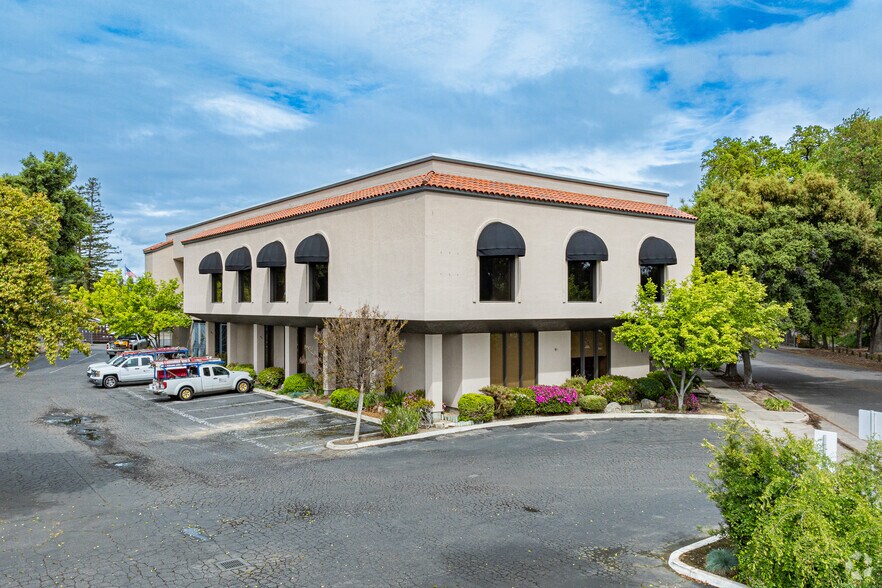 3120-3132 W Main St, Visalia, CA à louer - Photo de l’immeuble – Image 1 sur 7