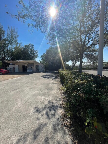 8260 NW 27th Pl, Fort Lauderdale, FL à vendre - Photo de l’immeuble – Image 3 sur 17