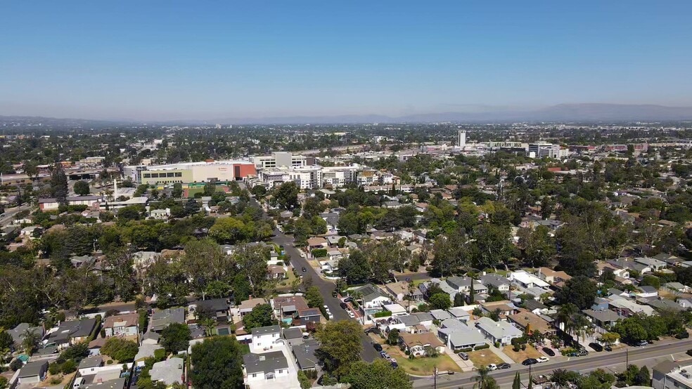 6045 Hazelhurst Pl, North Hollywood, CA à vendre - Vidéo sur l’annonce professionnelle – Image 2 sur 20