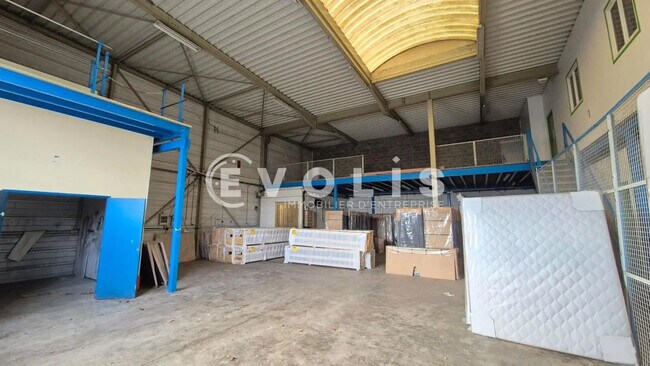 Plus de détails pour Local d'activités à louer