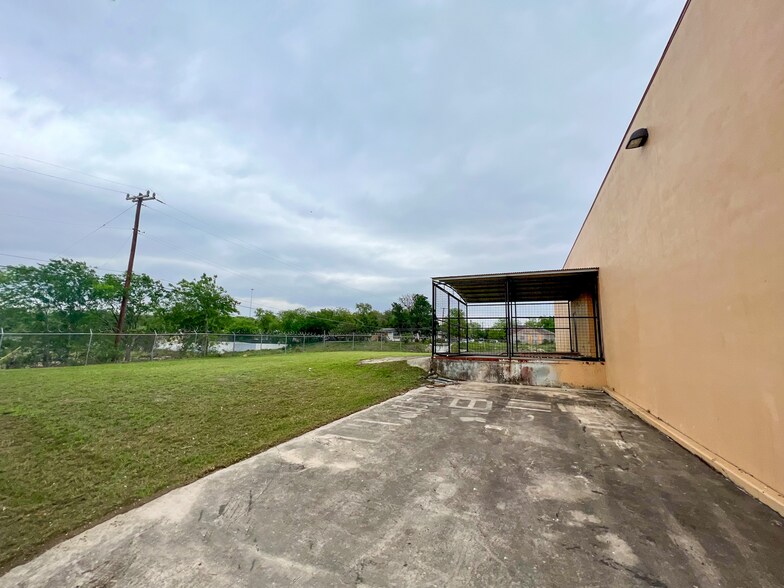 711 Culebra Rd, San Antonio, TX à louer - Photo de l’immeuble – Image 2 sur 29