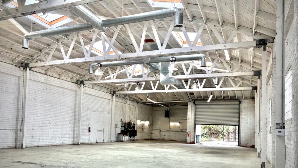 4831 W Jefferson Blvd, Los Angeles, CA à louer - Photo de l’immeuble – Image 2 sur 6