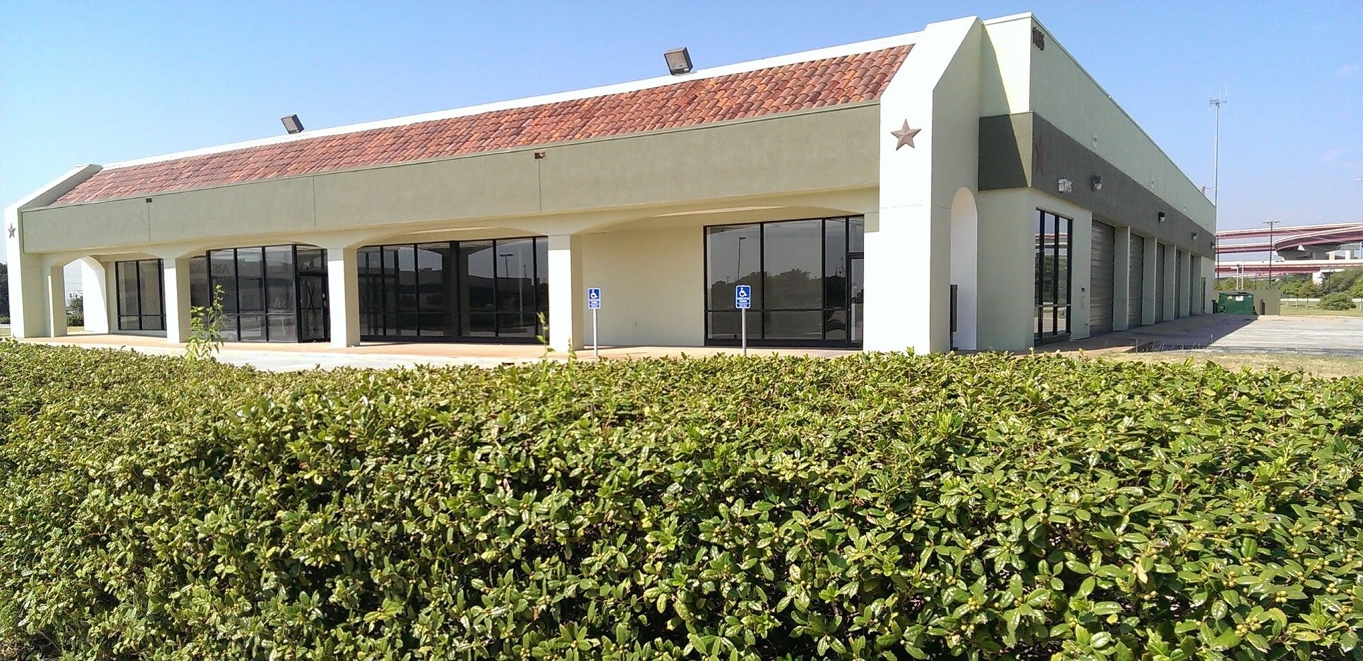 1455 W Trinity Mills, Carrollton, TX à louer Photo de l’immeuble– Image 1 sur 9