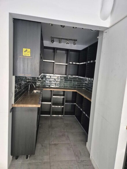 Local commercial dans Versailles à louer - Photo intérieure – Image 3 sur 5