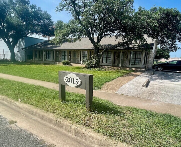 2015 Monarch Dr, Austin, TX à vendre - Photo de l’immeuble – Image 1 sur 5