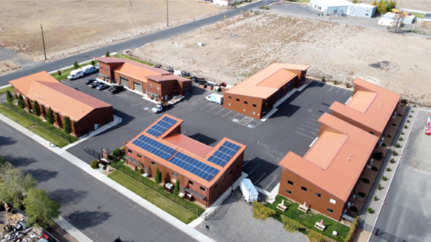 611 NE Jackpine Ct, Redmond, OR à louer Photo de l’immeuble– Image 1 sur 21