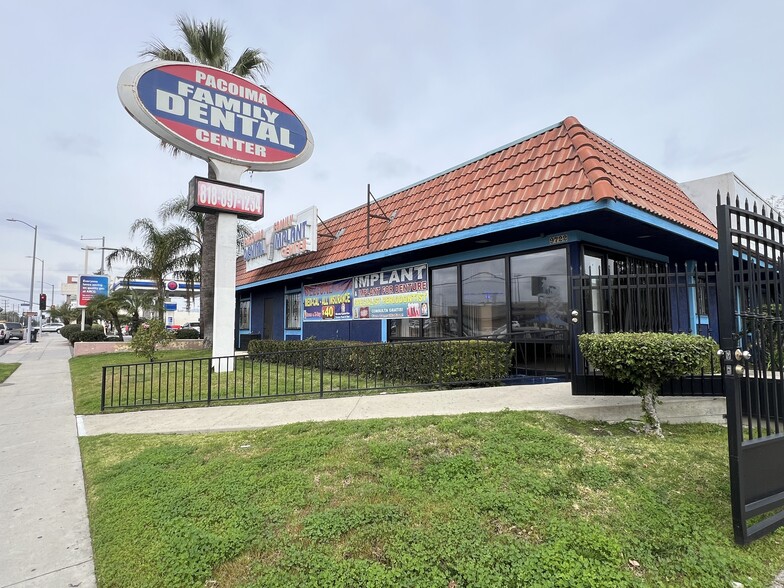 9722 Laurel Canyon Blvd, Arleta, CA à louer - Photo de l’immeuble – Image 1 sur 22