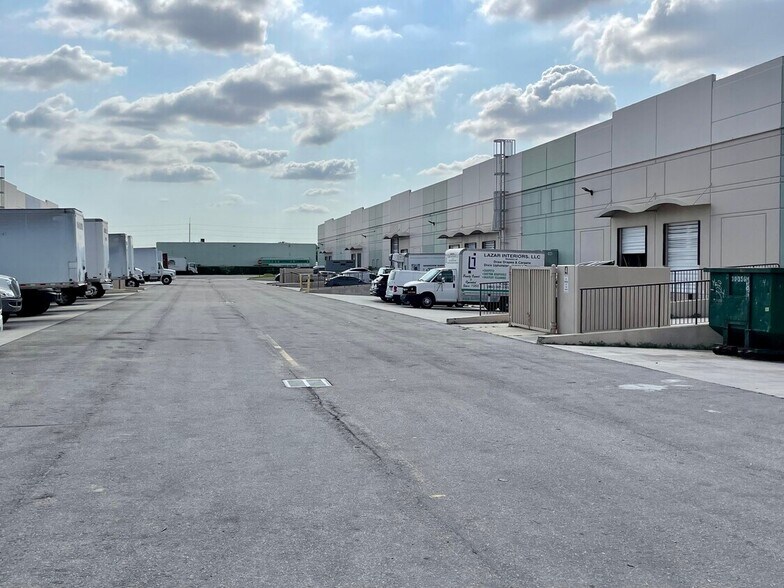 73 SW 12th Ave, Dania Beach, FL à vendre - Photo de l’immeuble – Image 1 sur 52