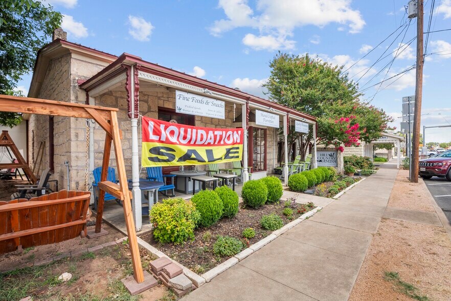 410 W Main St, Fredericksburg, TX à vendre - Photo de l’immeuble – Image 3 sur 34