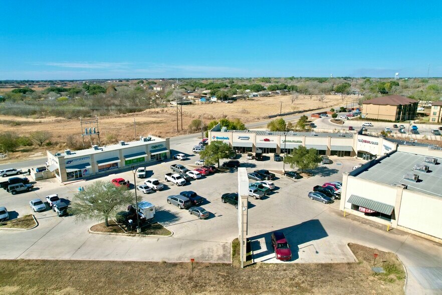 1320 W Oaklawn Dr, Pleasanton, TX à louer - Photo de l’immeuble – Image 2 sur 3