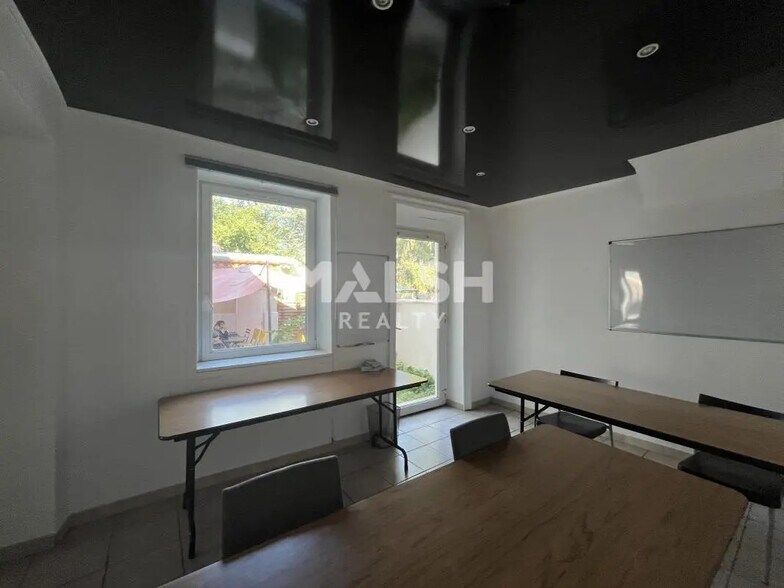 Local commercial dans Saint-Genis-Laval à vendre - Photo de l’immeuble – Image 3 sur 5