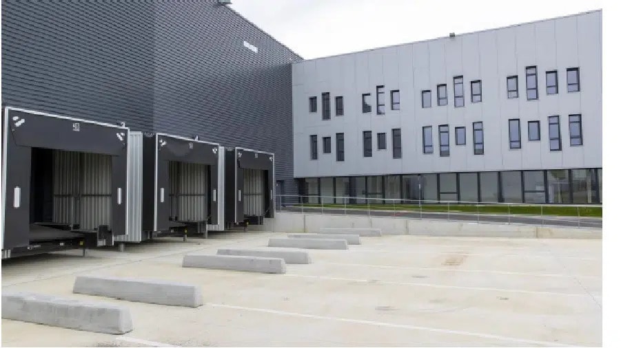 Industriel/Logistique dans SERRIS à louer Photo de l’immeuble– Image 1 sur 6