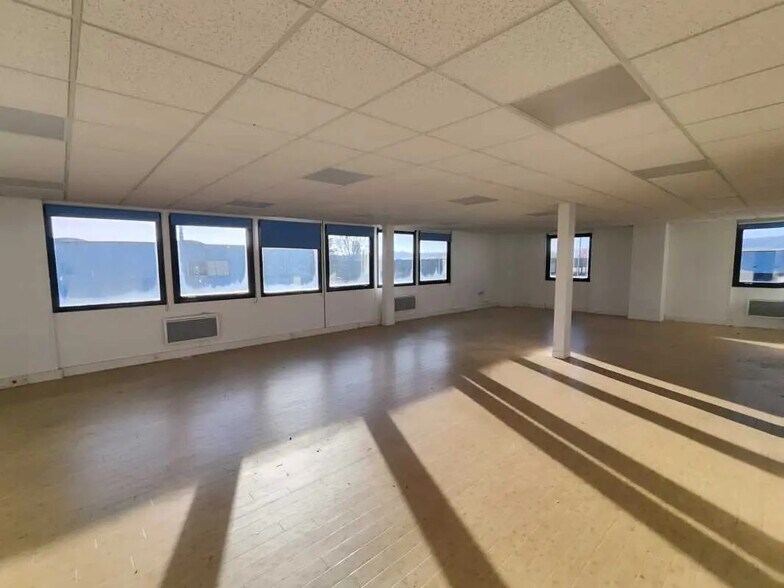 Local d'activités dans Égly à vendre - Photo de l’immeuble – Image 2 sur 9