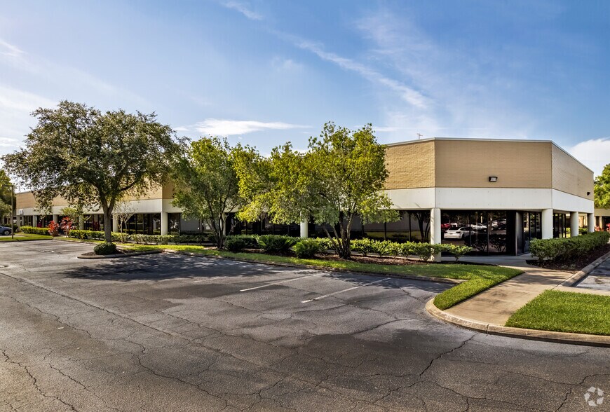2300-2310 Tall Pines Dr, Largo, FL à louer - Photo de l’immeuble – Image 2 sur 2