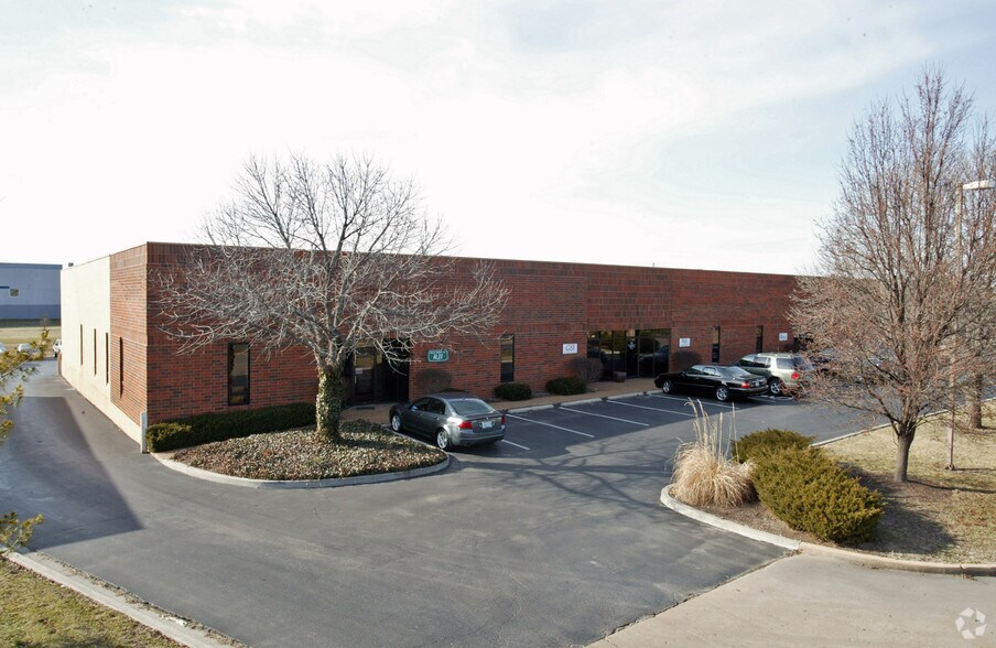213-221 Chesterfield Industrial Blvd, Chesterfield, MO à louer - Photo de l’immeuble – Image 2 sur 11