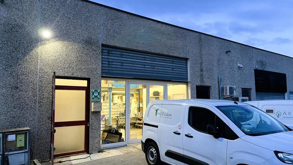 Local d’activités dans à louer - Photo de l’immeuble – Image 2 sur 9