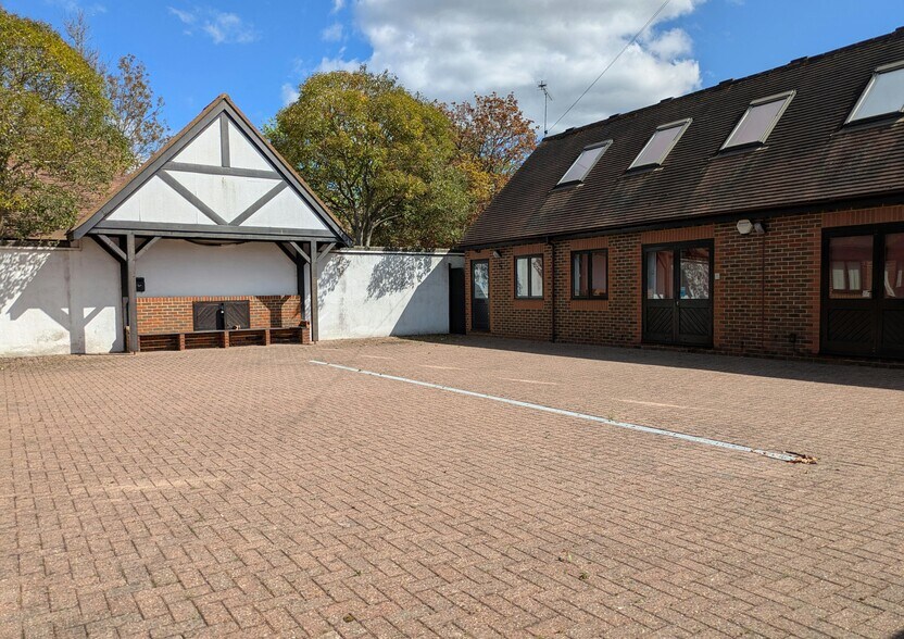 Guildford Rd, Chobham à louer - Photo de l’immeuble – Image 2 sur 2