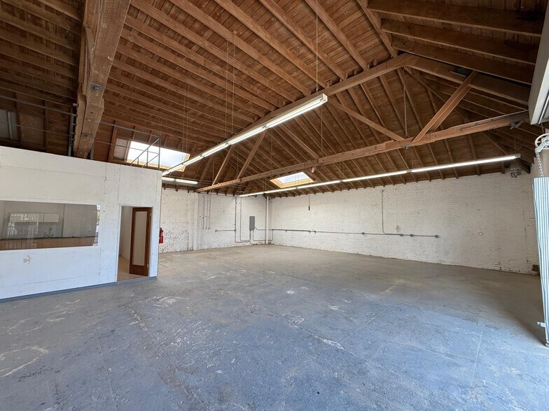 1602 W 39th Pl, Los Angeles, CA à louer - Photo de l’immeuble – Image 1 sur 17