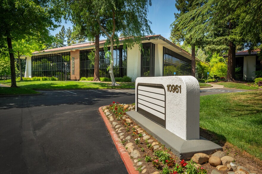 10961 Sun Center Dr, Rancho Cordova, CA à louer - Photo de l’immeuble – Image 2 sur 12