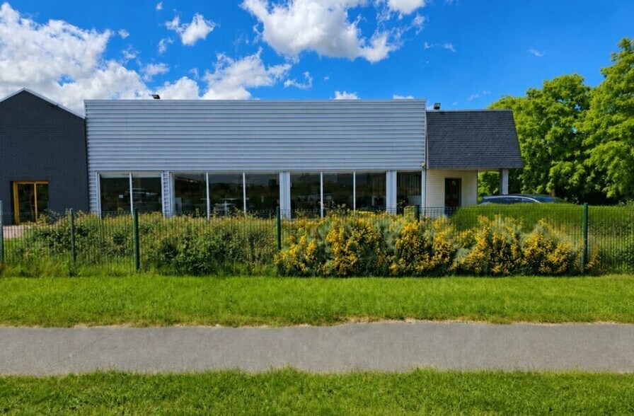 Local d’activités dans Fleury-sur-Orne à louer - Photo de l’immeuble – Image 1 sur 4