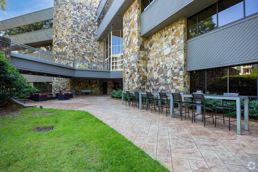 2400 Lake Park Dr SE, Smyrna, GA à louer - Photo de l’immeuble – Image 3 sur 20