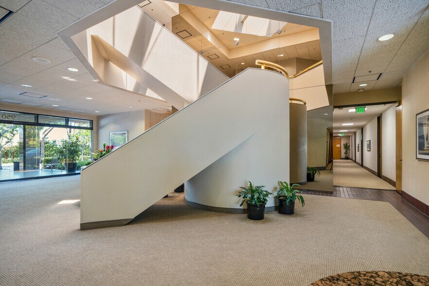 950 S Coast Dr, Costa Mesa, CA à louer - Hall d’entrée – Image 3 sur 16
