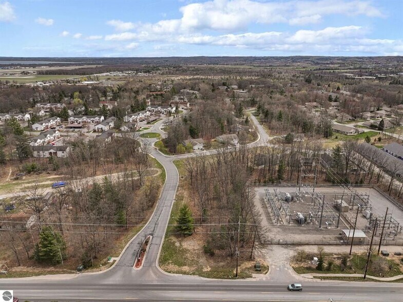 1 LaFranier rd, Traverse City, MI à vendre - Photo de l’immeuble – Image 3 sur 9