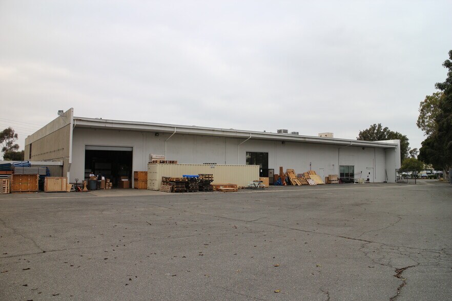 17550 Gillette Ave, Irvine, CA à vendre - Photo de l’immeuble – Image 2 sur 38
