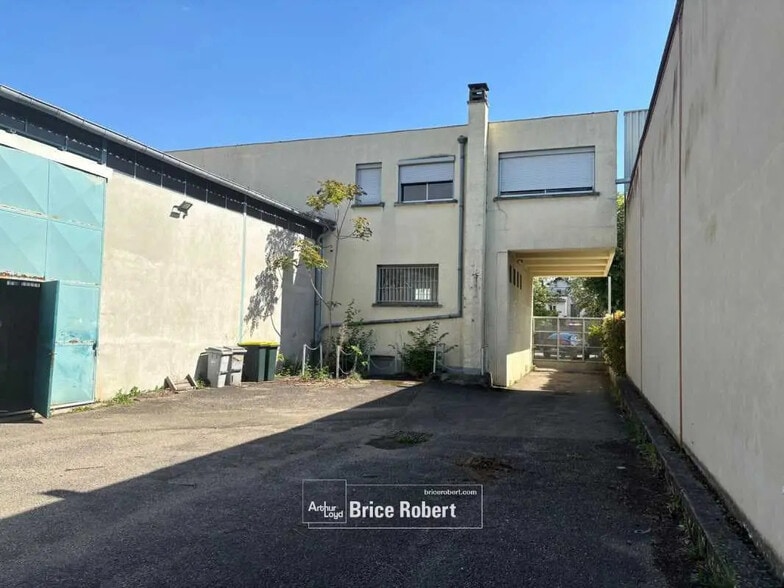 Local d'activités dans Décines-Charpieu à vendre - Photo de l’immeuble – Image 3 sur 6